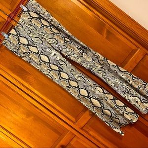 Snake print leggings